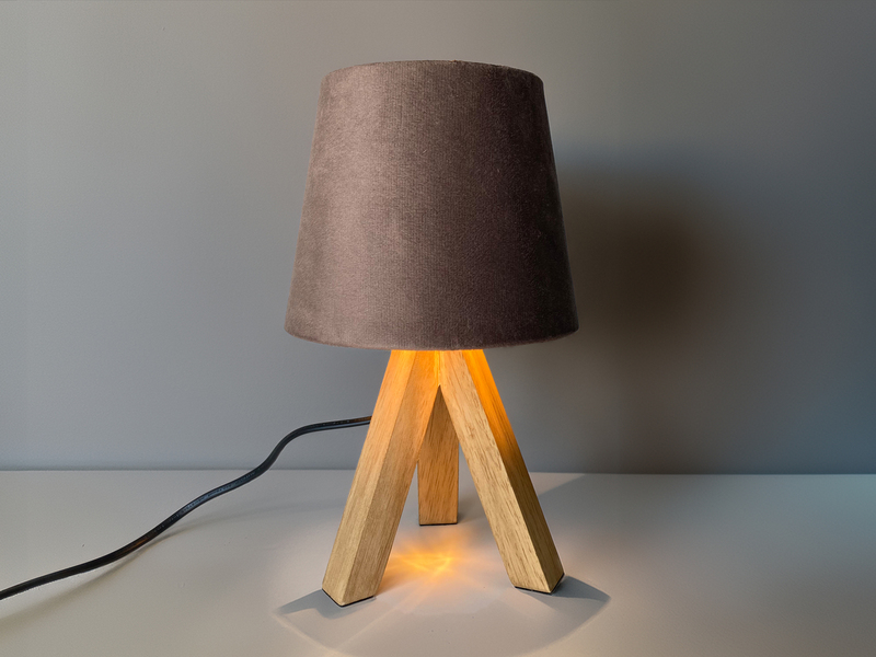 Kleine Tischlampe mit Dreibein aus Holz, Samtschirm Braun Gold, Höhe 27cm