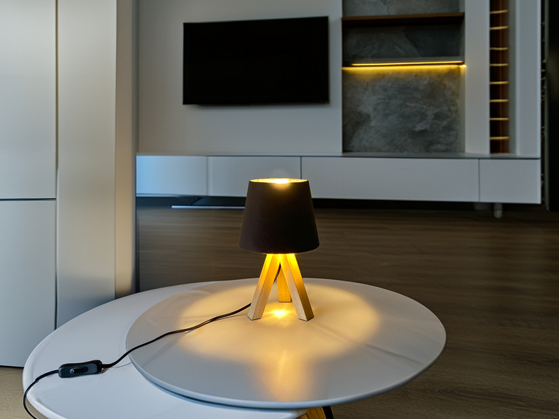 Tischlampe mit Dreibein aus Holz, Samtschirm Braun Gold, Höhe 27cm