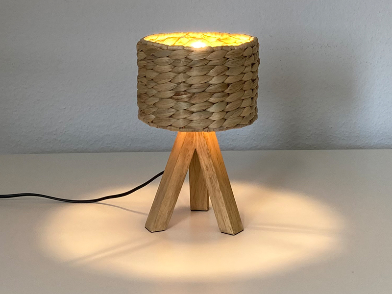 Mini Tischlampe mit Holz Dreibein & Korb Lampenschirm Wasserhyazinthe, H. 26cm