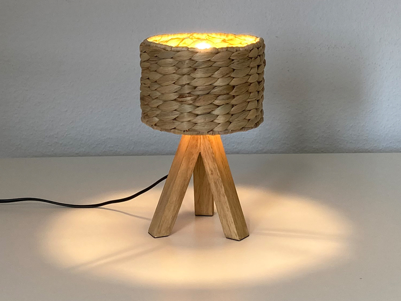 Kleine Tischlampe mit Holz Dreibein & E14 Schirm Wasserhyazinthe, Höhe 26cm