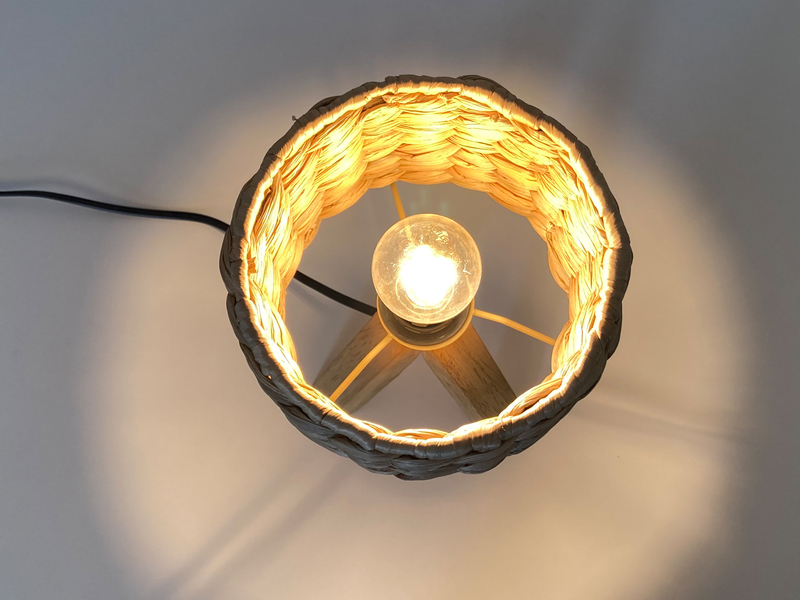 Kleine Tischlampe mit Holz Dreibein & E14 Schirm Wasserhyazinthe, Höhe 26cm