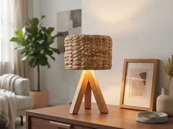 Kleine Tischlampe mit Holz Dreibein & E14 Schirm Wasserhyazinthe, Höhe 26cm