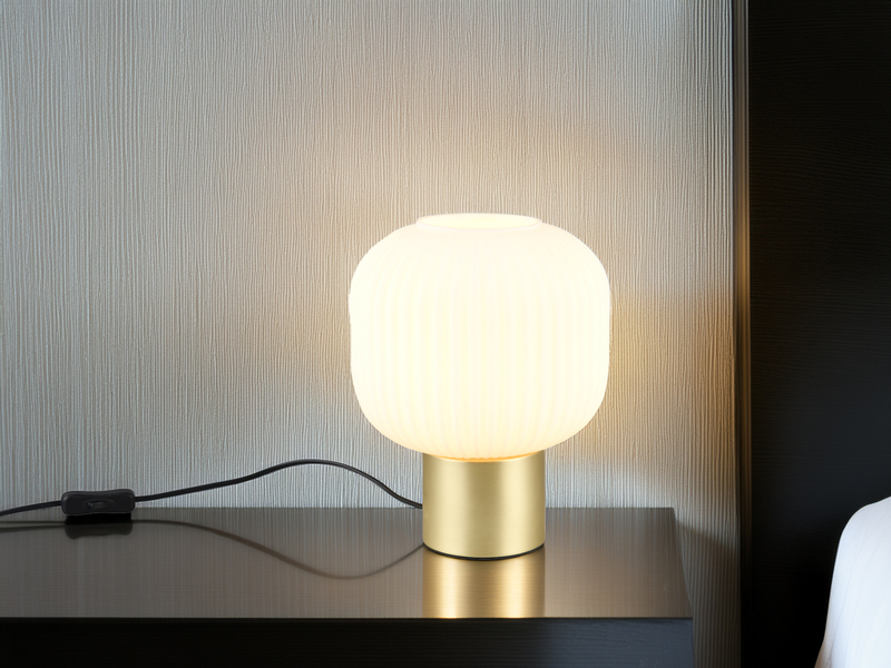Kleine Retro Tischleuchte Messing mit Glasschirm in Weiß mit E27 LED, Höhe 26cm