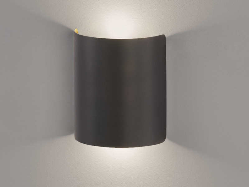 Flache LED Updown Wandleuchte HALV Schwarz / innen Gold, Höhe 15cm