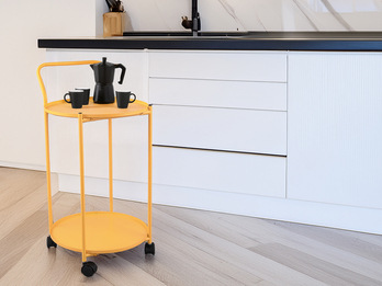 Beistelltisch EDDINA mit Rollen rund Metall in Gelb Höhe 68cm Ø 39cm