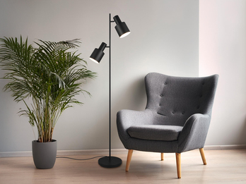 Stehleuchte aus Metall mit 2 schwenkbaren Spots Schwarz & E27 LED, Höhe 161cm Stehleuchte aus Metall mit 2 schwenkbaren Spots Schwarz & E27 LED, Höhe 161cm