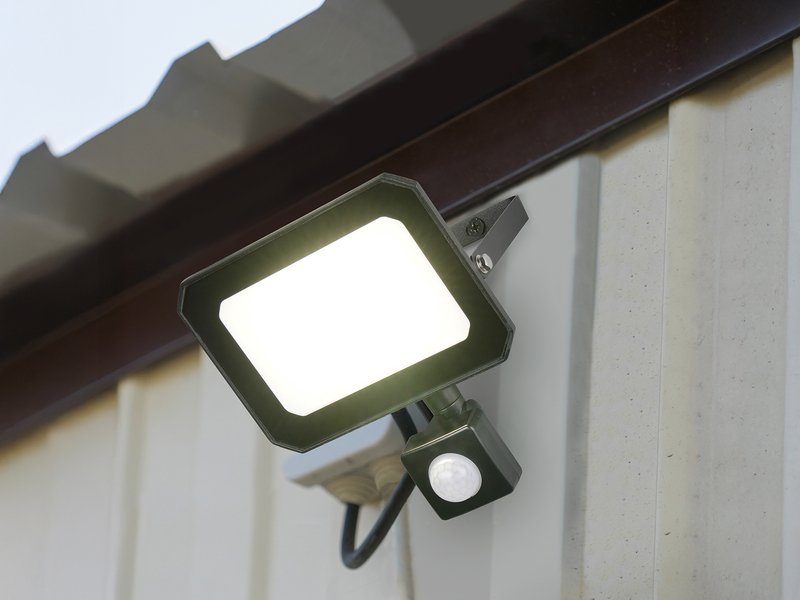 LED Flutlichtstrahler FUNCHAL 30W mit Bewegungsmelder, IP44, Breite 14,5cm