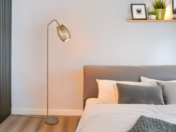 Stehlampe Metall Coffee, Schirm mit Dekorstanzung & E27 LED, Höhe 147cm