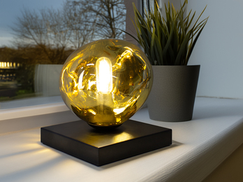 Kleine LED Tischleuchte mit ausgefallener Glaskugel Gelbgold H 17,5cm