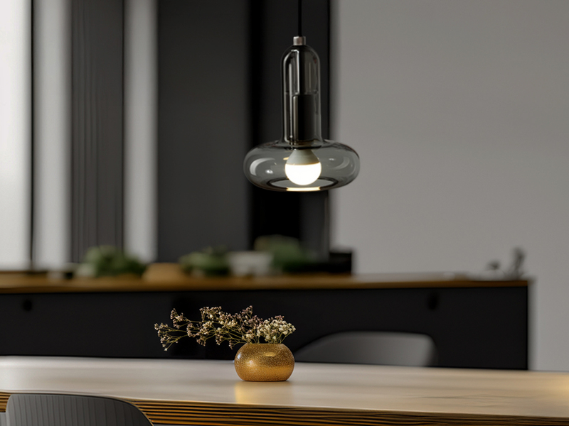 Kleine LED Pendelleuchte einflammig mit Rauchglas Schirm Ø 15cm