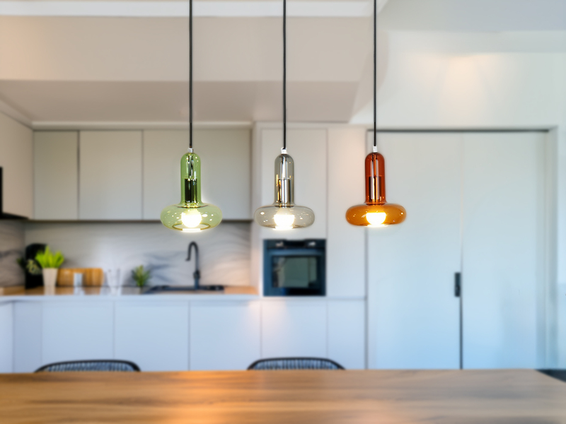 LED Pendelleuchte 3-flammig ausgefallene bunte Glasschirme, Breite 65cm