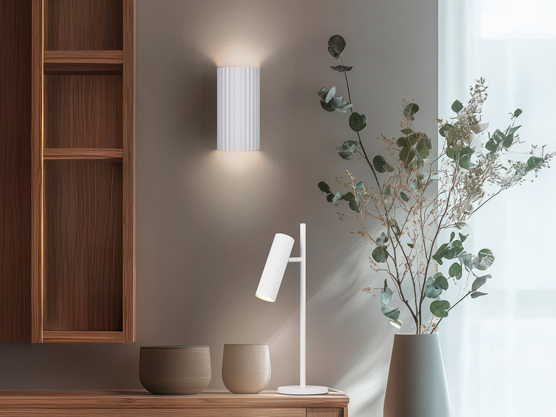 Große Tischlampe SOKA Metall Weiß mit schwenkbarem Spot, Höhe 50cm