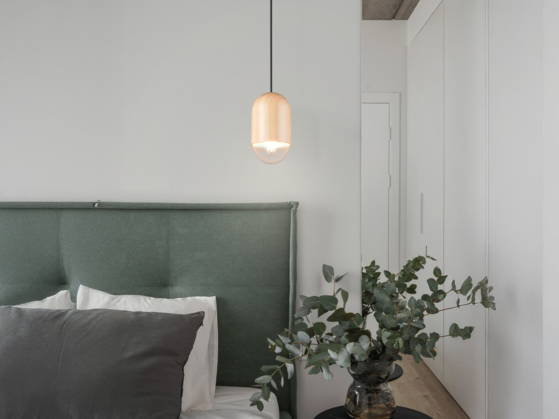 Kleine LED Pendelleuchte einflammig aus hellem Naturholz, Ø 10cm