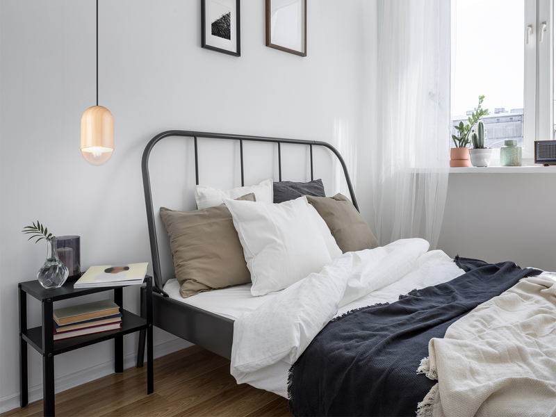 Kleine LED Pendelleuchte einflammig aus hellem Naturholz, Ø 10cm