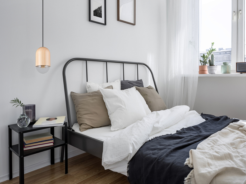 Kleine LED Pendelleuchte einflammig aus hellem Naturholz, Ø 10cm