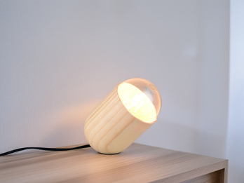 Kleine LED Tischleuchte oval aus hellem Naturholz, Höhe 13,5cm