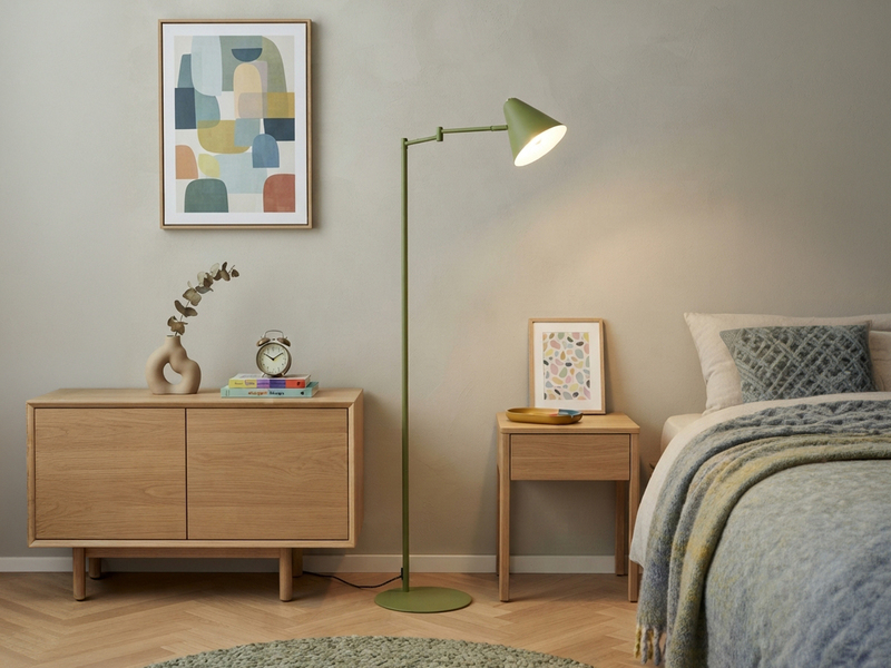 Kleine Stehlampe COSIMA mit Schwenkarm aus Metall Grün, Höhe 126,5cm