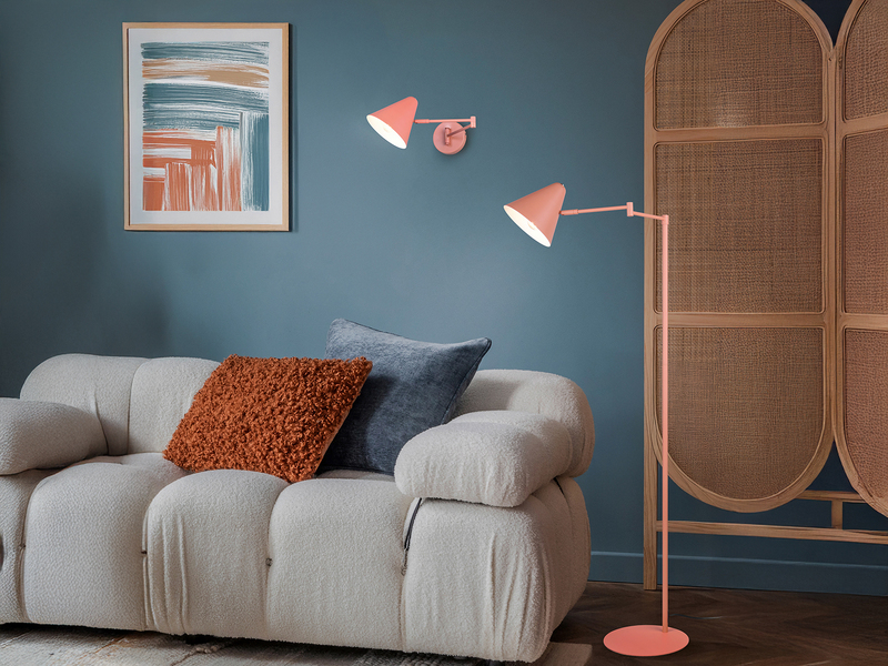 Kleine Stehlampe COSIMA mit Schwenkarm aus Metall Apricot, Höhe 126,5cm