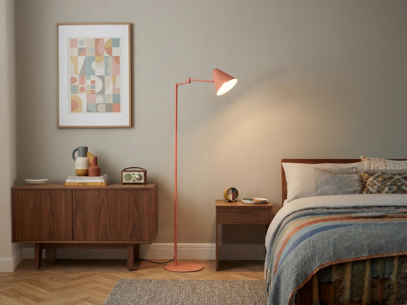 Kleine Stehlampe COSIMA mit Schwenkarm aus Metall Apricot, Höhe 126,5cm