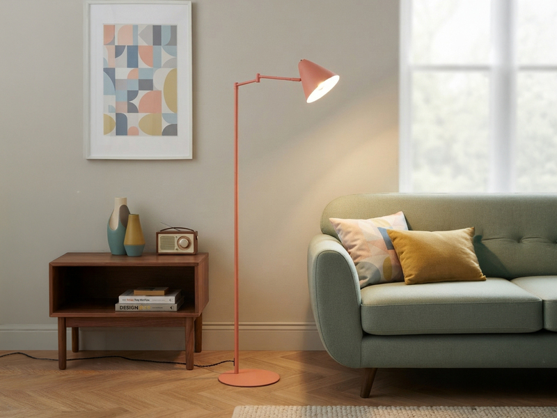 Kleine Stehlampe COSIMA mit Schwenkarm aus Metall Apricot, Höhe 126,5cm