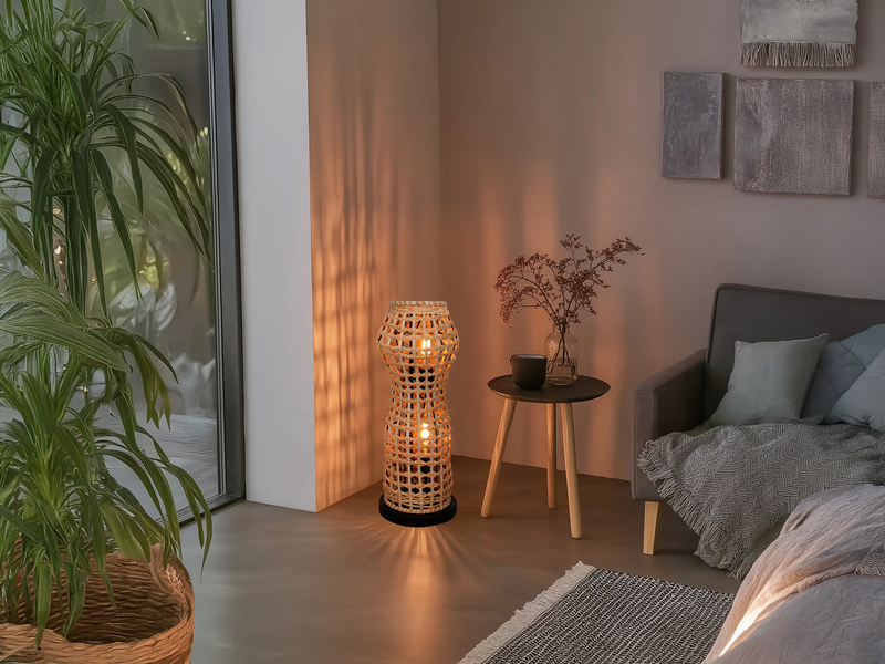 Kleine Stehlampe CAPELLA mit Lampenschirm aus Rattan, Höhe 60cm