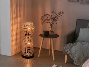 Kleine Stehlampe CAPELLA mit Lampenschirm aus Rattan, Höhe 60cm