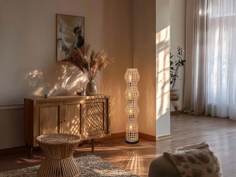 Kleine Stehlampe CAPELLA mit Lampenschirm aus Rattan, Höhe 110cm