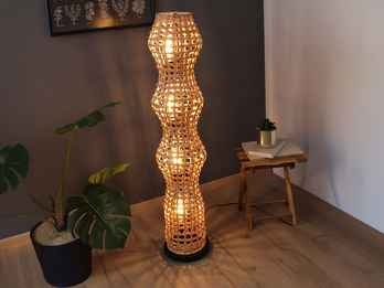 Kleine Stehlampe CAPELLA mit Lampenschirm aus Rattan, Höhe 110cm