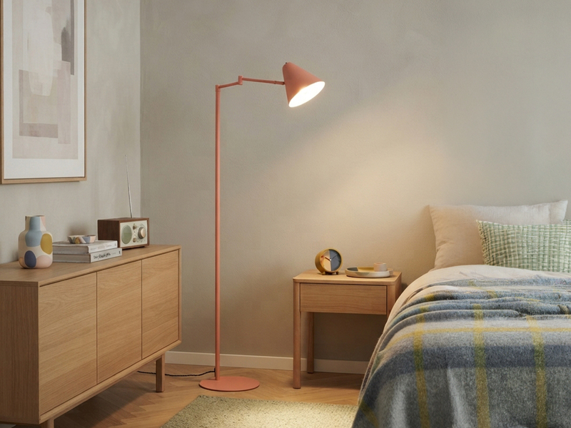 Kleine LED Stehleuchte mit Schwenkarm aus Metall Apricot, Höhe 126,5cm