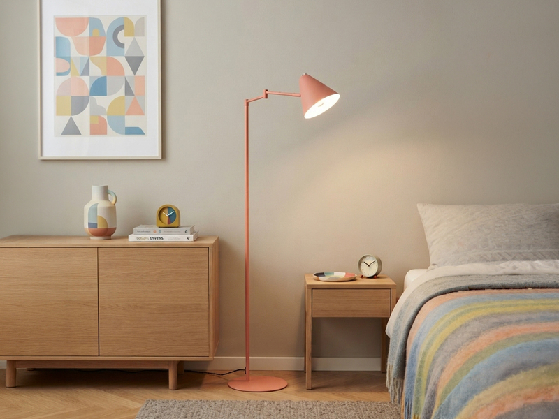 Kleine LED Stehleuchte mit Schwenkarm aus Metall Apricot, Höhe 126,5cm