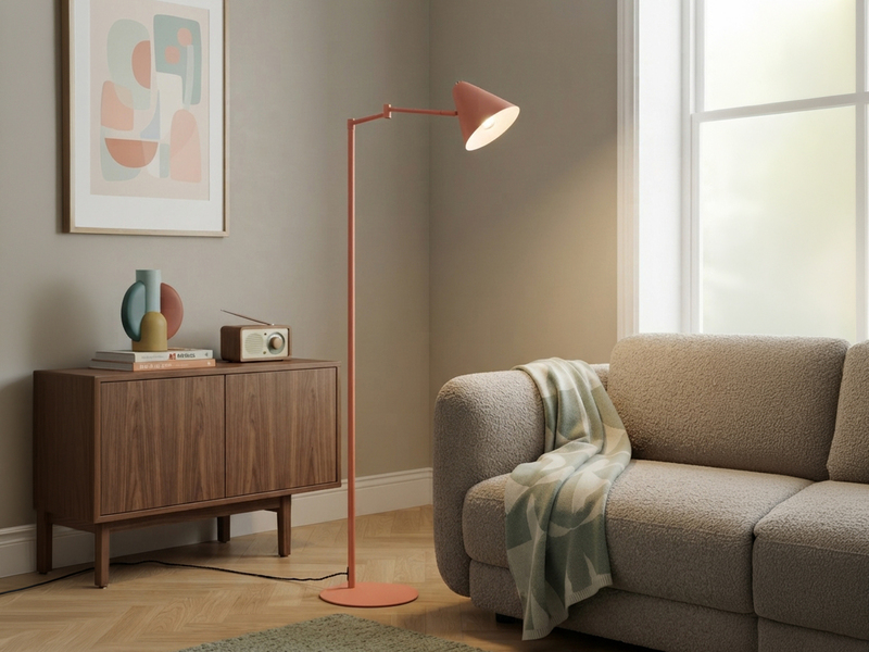 Kleine LED Stehleuchte mit Schwenkarm aus Metall Apricot, Höhe 126,5cm