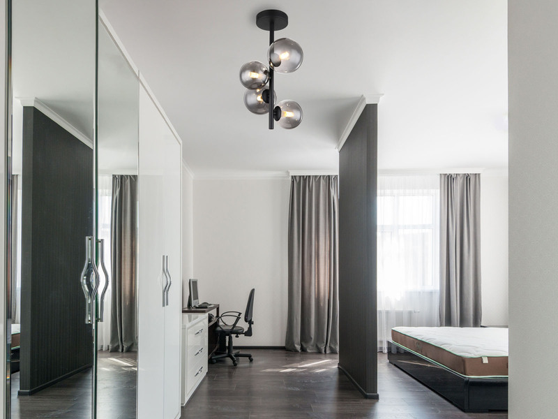 Deckenleuchte RIHA Schwarz 4-flammig mit Glaskugeln Rauchglas, Höhe 40cm