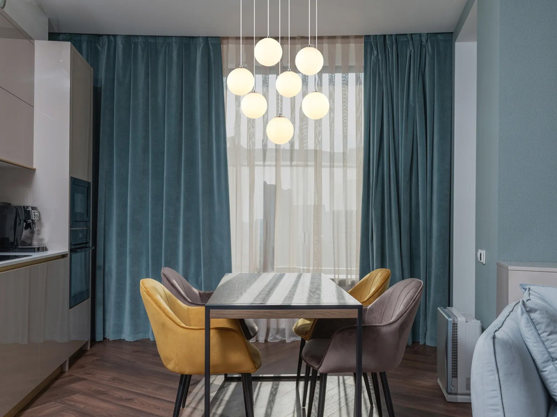 Große Cluster Pendelleuchte RIHA in Silber mit Glaskugeln aus Opalglas, Ø 55cm