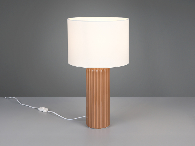 Große Tischlampe in Braun mit Stoffschirm und gerilltem Keramikfuß, Lichtwirkung im Raum