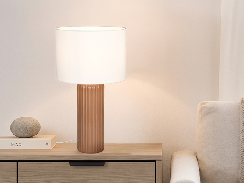 Große braune Tischleuchte mit Stoffschirm, Beleuchtungsszene auf einem Beistelltisch im hellen Wohnbereich