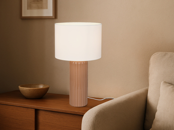 Große Tischlampe in braun auf einem Sideboard im Wohnzimmer neben einem Sessel