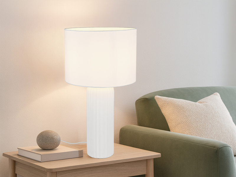 Große weiße Tischleuchte mit Stoffschirm, Beleuchtungsszene auf einem Beistelltisch im hellen Wohnbereich