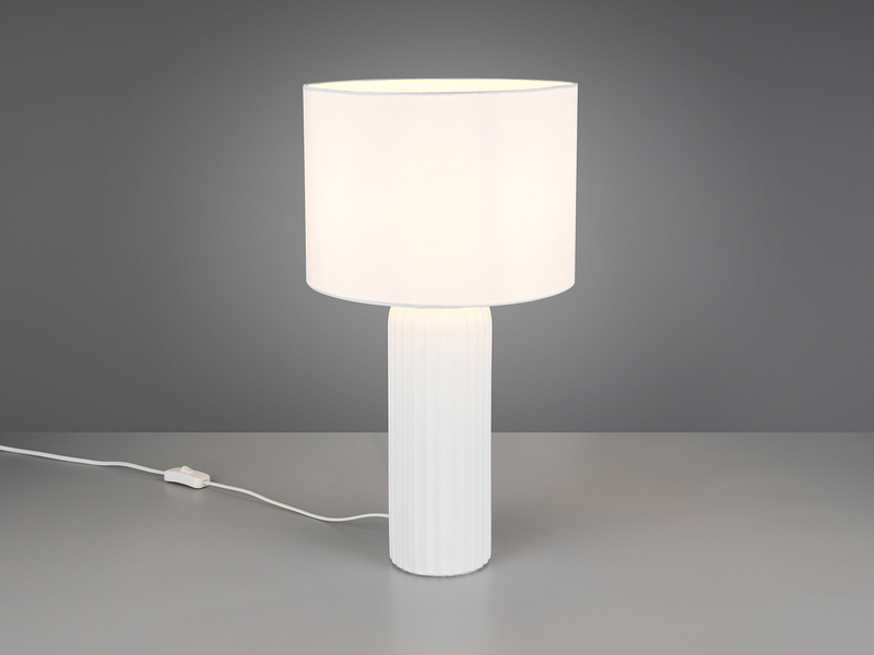 Große Tischlampe in Weiß mit Stoffschirm und gerilltem Keramikfuß, Lichtwirkung im Raum