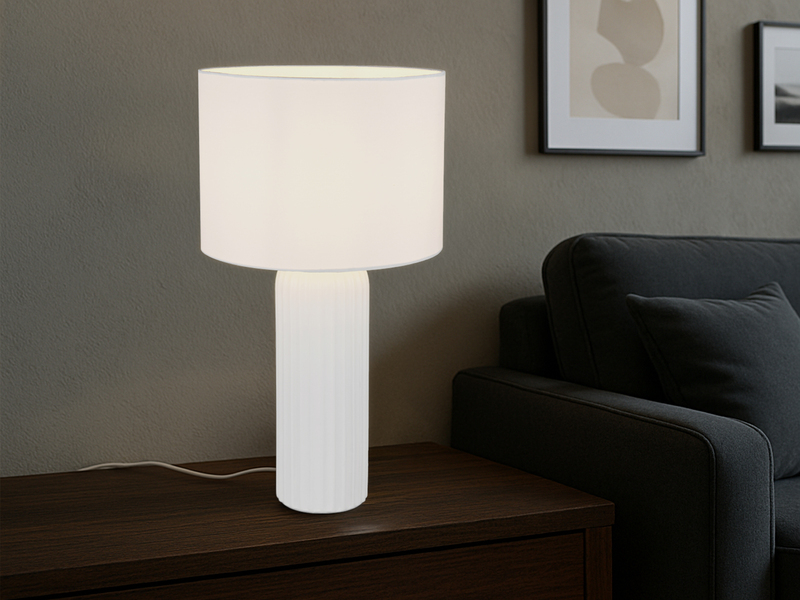 Große Tischlampe in Weiß auf einem Sideboard im Wohnzimmer neben einem Sofa