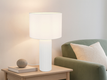 Große weiße Tischleuchte mit Stoffschirm, Beleuchtungsszene im Wohnraum