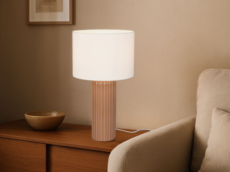 Große Tischlampe in braun auf einem Sideboard im Wohnzimmer neben einem Sessel