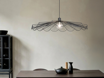 Schwarze Pendelleuchte mit gefächertem Metall Gitterschirm über einem Esstisch