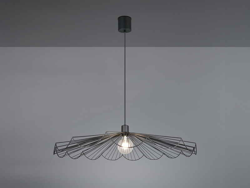 Schwarze Pendelleuchte mit gefächertem Metall-Gitterschirm - eingeschaltet an der Decke montiert