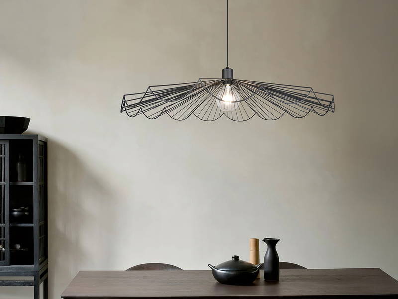 Schwarze Pendelleuchte mit gefächertem Metall Gitterschirm über einem Esstisch