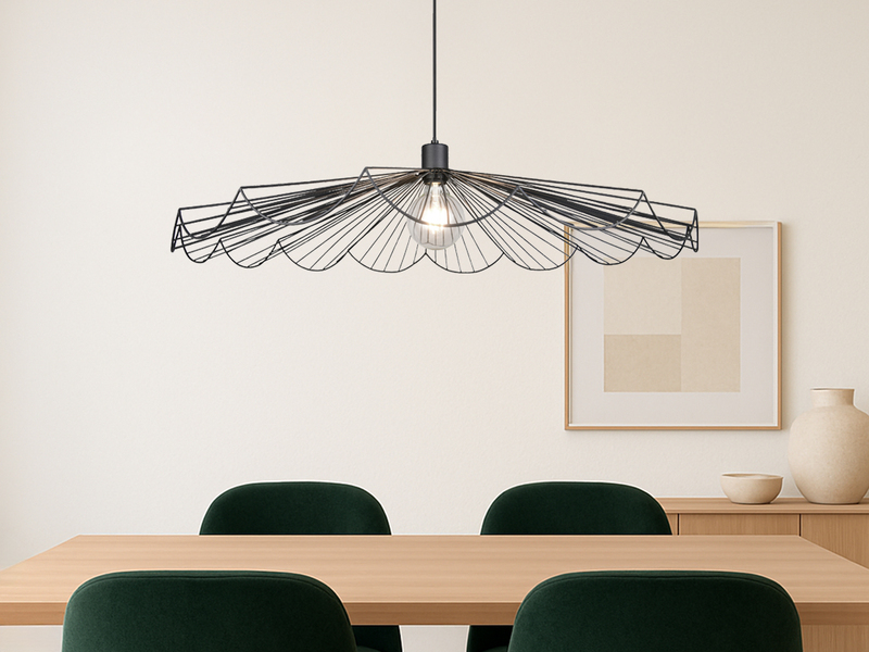Schwarze Pendelleuchte mit gefächertem Metall Gitterschirm über einem Esstisch
