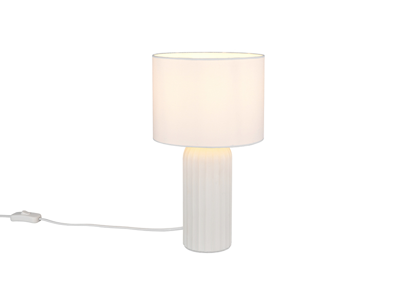 Tischlampe in Weiß mit Stoffschirm und gerilltem Keramikfuß, Freistelleransicht