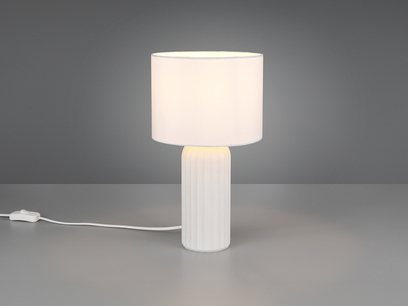 Tischlampe in Weiß mit Stoffschirm und gerilltem Keramikfuß, Lichtwirkung im Raum