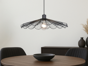 Schwarze Pendelleuchte mit gefächertem Metall Gitterschirm über einem Esstisch