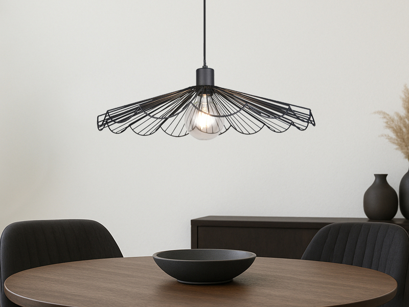 Schwarze Pendelleuchte mit gefächertem Metall Gitterschirm über einem Esstisch