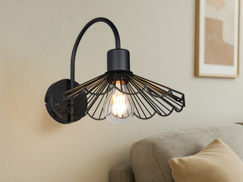 Schwarze Wandleuchte mit Metall-Gitterschirm – Beleuchtungsszene im Wohnzimmer